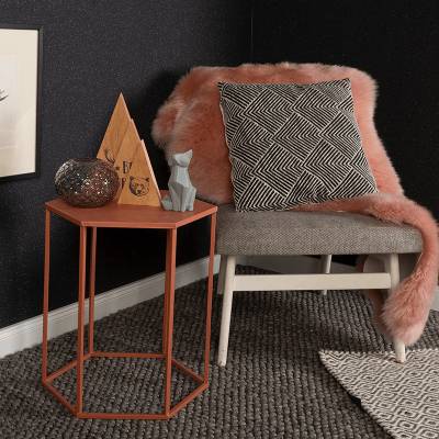 Gemütlicher Sessel und roter Beistelltisch auf stylischem, geknüpftem Wollteppich in dunkelgrau von heineking24
